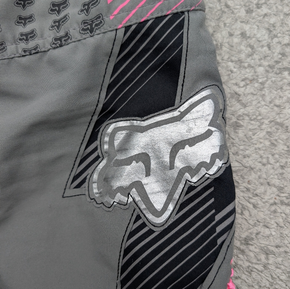 Fox Gray and Pink Cargo Shorts with Stylish Accents - Picture 4 of 9